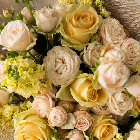 Букет з троянди та матіоли "Лимонний крем"