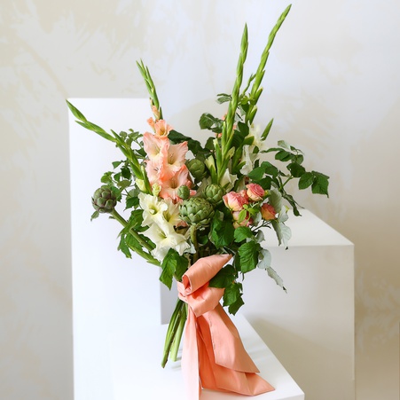 Букет з гладіолусом, артишоком та еустомою "Персиково-зелений джаз"