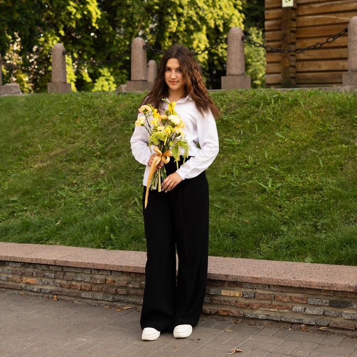 Букет з фрезії та гвоздики "Сяйво гармонії"