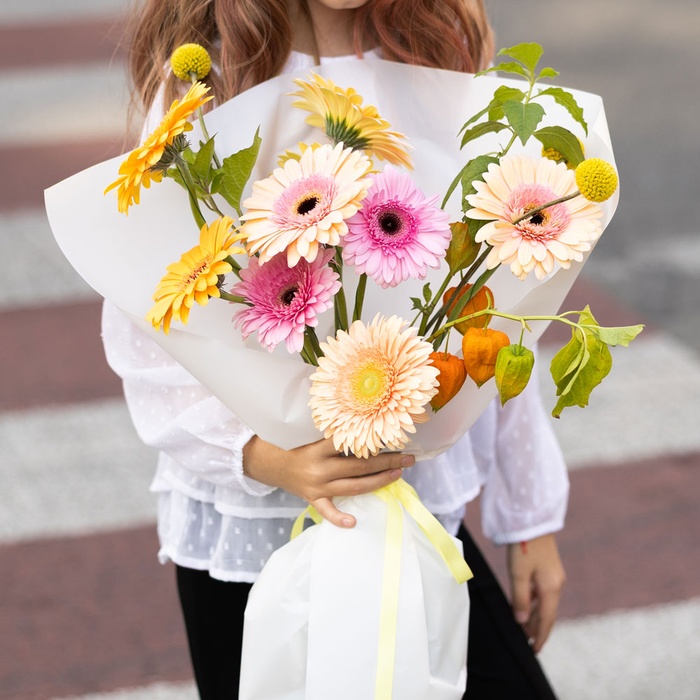 Букет з гербер "Веселковий танок"