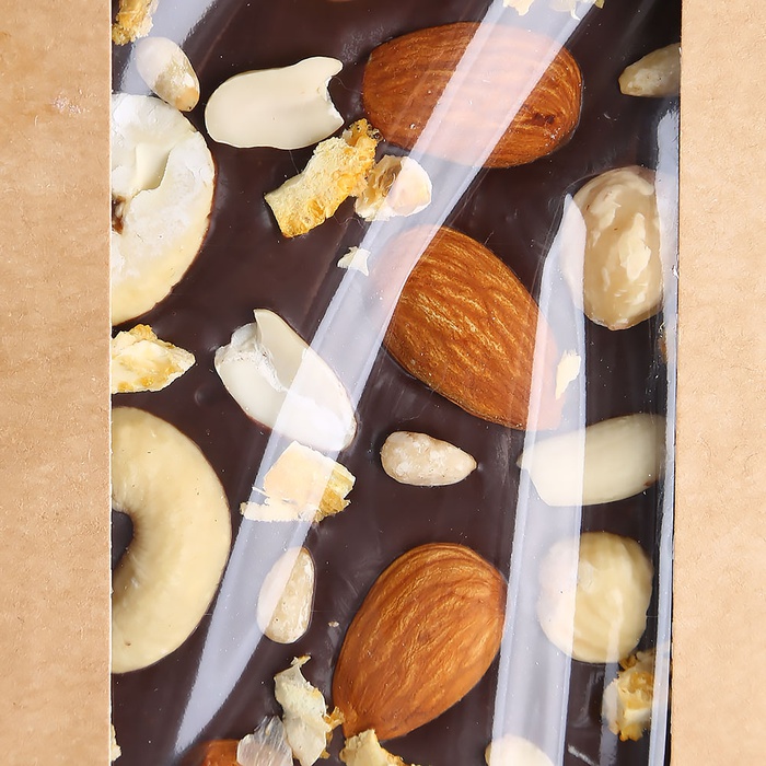 Шоколад темний з горіхами