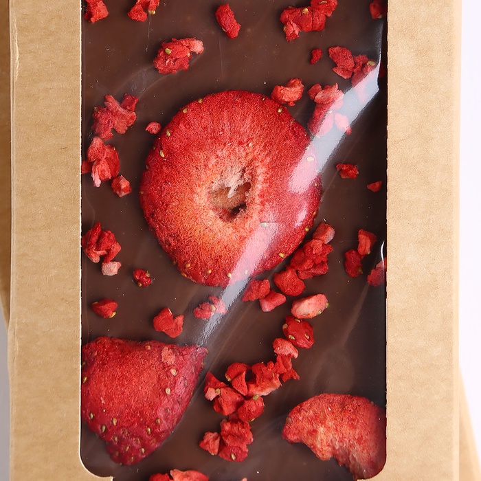 Шоколад молочный с клубникой