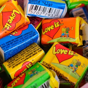 Жувальна гумка "Love is"