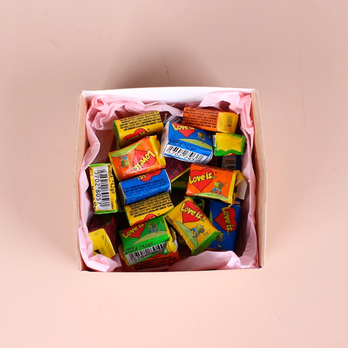 Жевательная резинка "Love is"