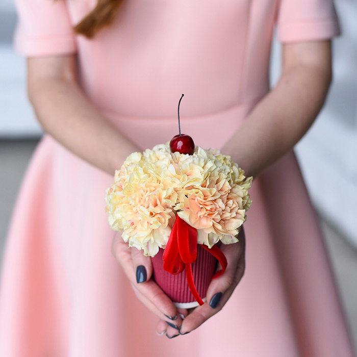 Композиция гвоздика в стакане "Любимой вишенке"