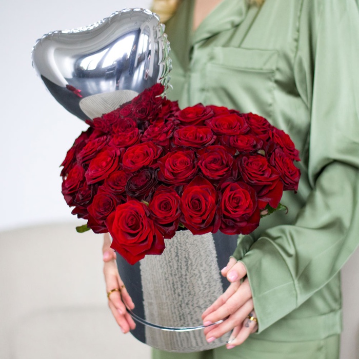 Квіти в коробці "Серце з троянд Love is"