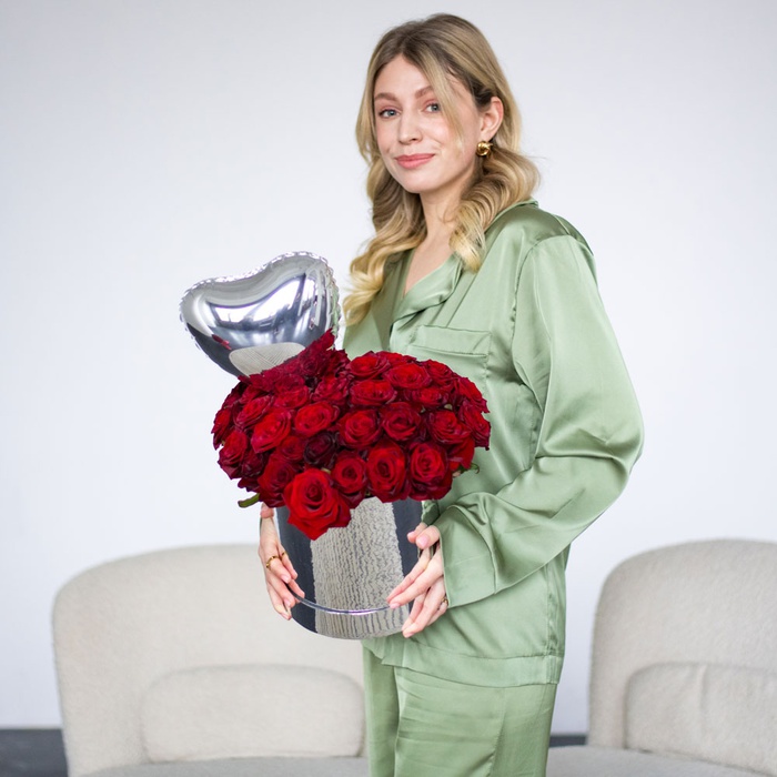 Квіти в коробці "Серце з троянд Love is"