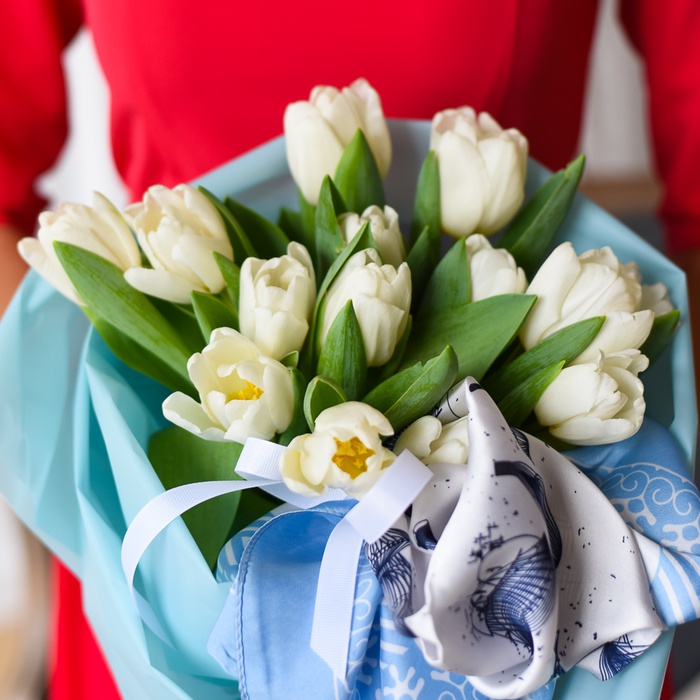 Букет белых тюльпанов с платком