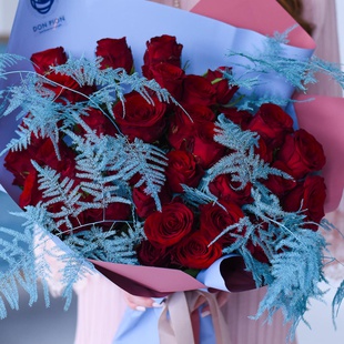 Букет з червоних троянд "Зимові троянди"