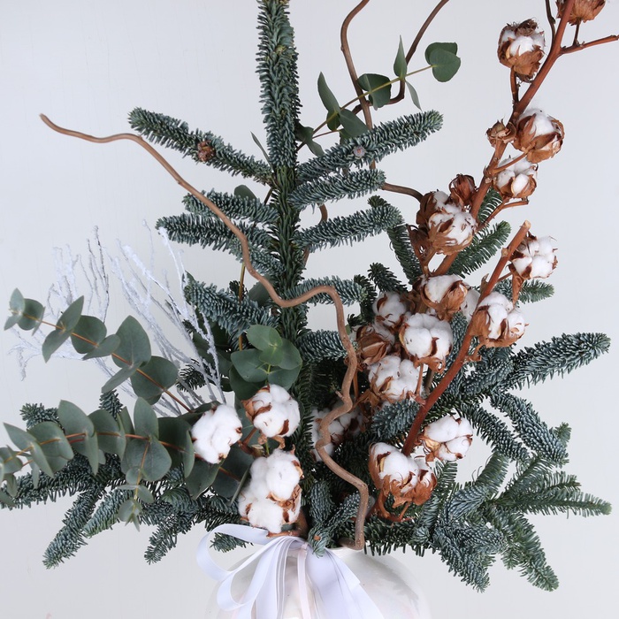 Интерьерная композиция в вазе с хвоей и хлопком
