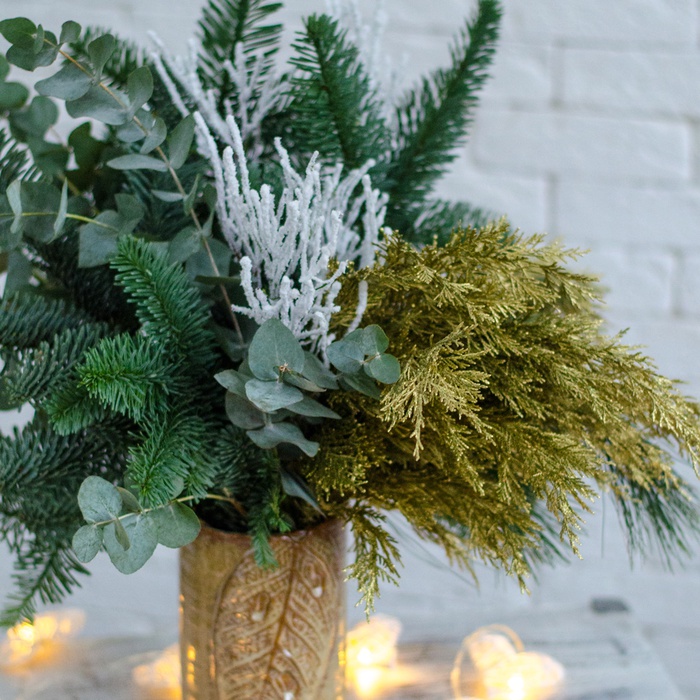 Інтер'єрна композиція у вазі з хвоєю та золотою туєю
