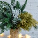 Інтер'єрна композиція у вазі з хвоєю та золотою туєю
