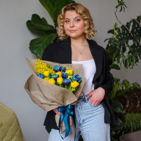 Букет тюльпанів з мімозою "Сонячний настрій"