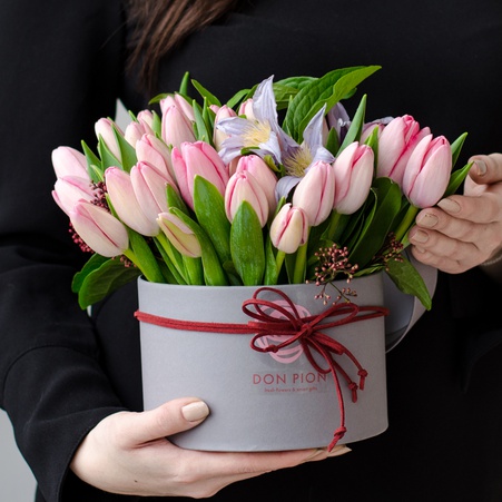 Тюльпани в коробці "Повітряний поцілунок"