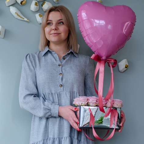 Рожеві троянди в сумочці з кулькою серце