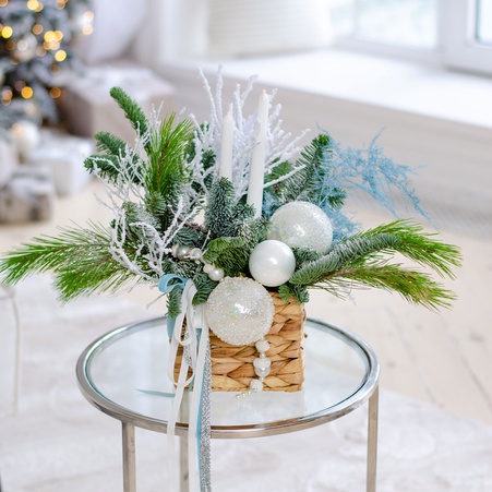 Зимова композиція з хвоєю, іграшками та свічками &quot;Льодовий вогник&quot;