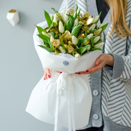 Букет 25 білих тюльпанів зі скімією