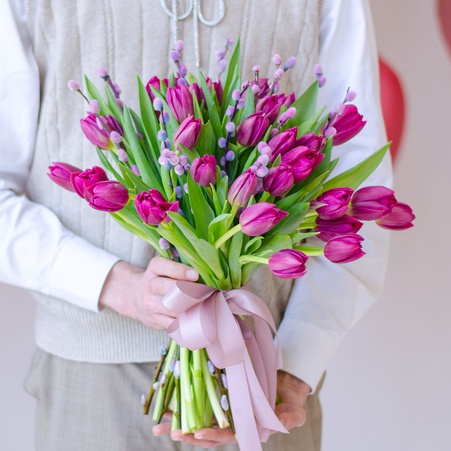 Букет 25 малинових тюльпанів дабл з котиками