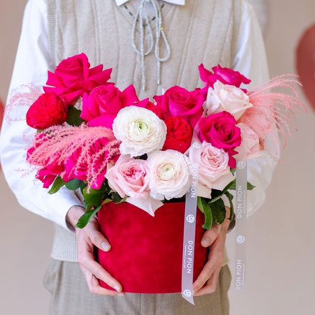 Квіти в оксамитовій коробці "Квіткове серце троянд та ранункулюсів"
