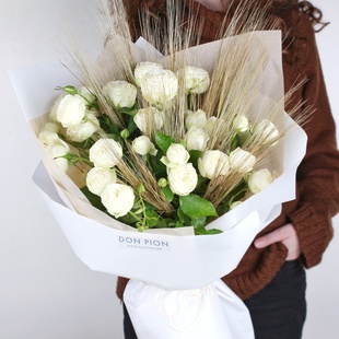 Букет 5 роз Сноу волд с пшеницей