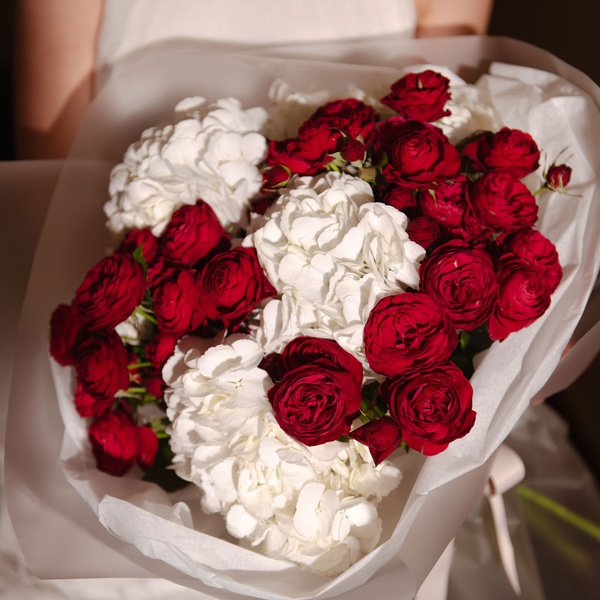 Букет з гортензії та троянд "Ніжність та пристрасть", M