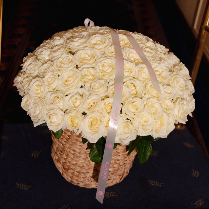 Квіти у кошику "125 білих троянд Аваланч"