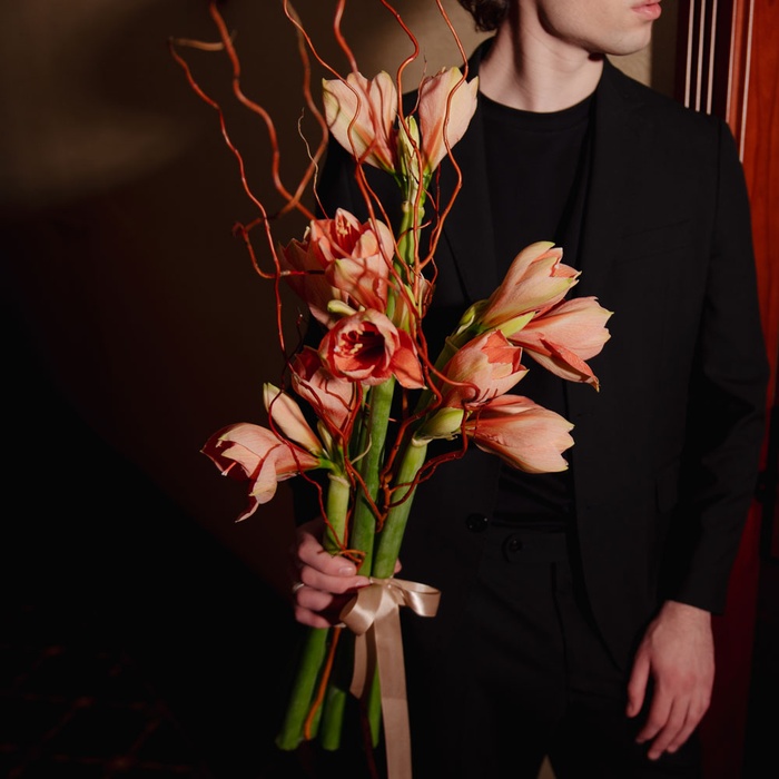 Букет 7 амариллисов с саликсом