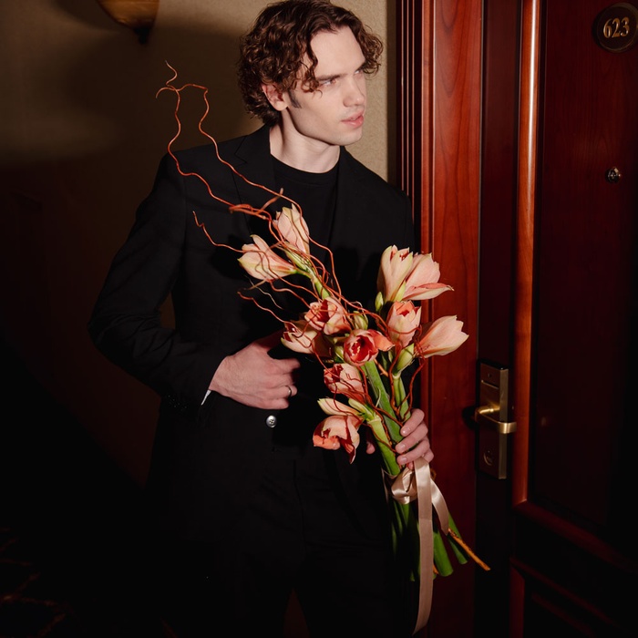 Букет 7 амариллисов с саликсом