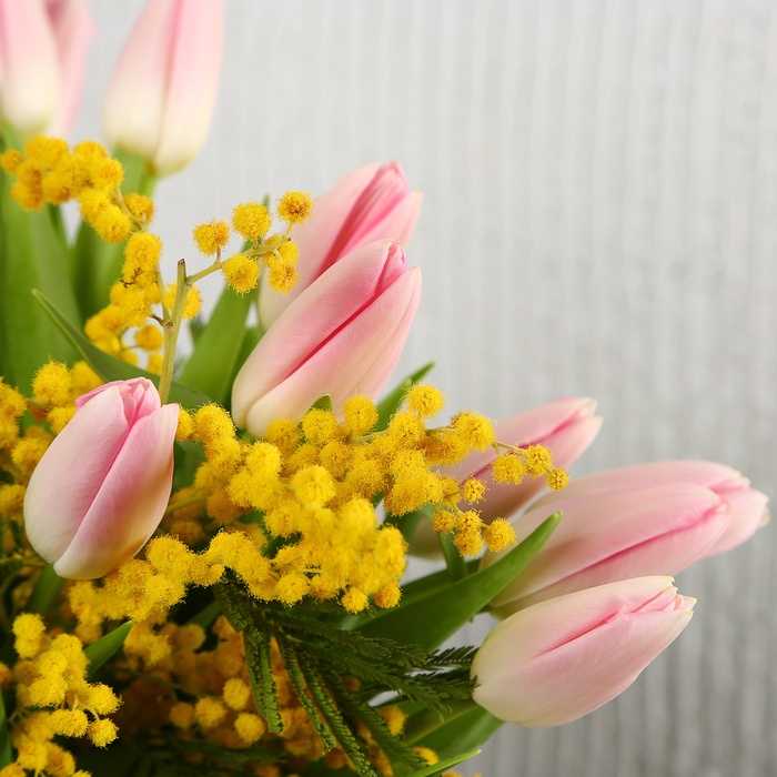 Букет из тюльпанов и мимозы