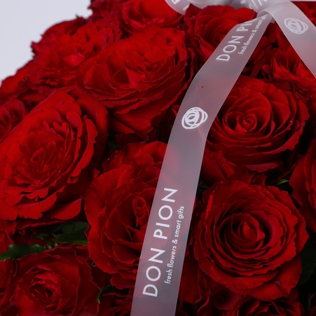 Розы в коробке "Лепестки страсти"