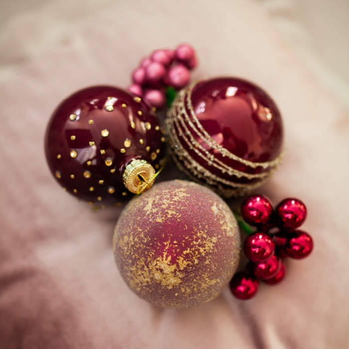 Новорічна куля на ялинку бордо з золотом