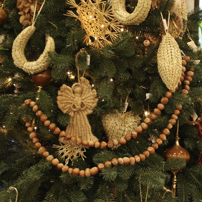 Эко бусы из каштанов на елку